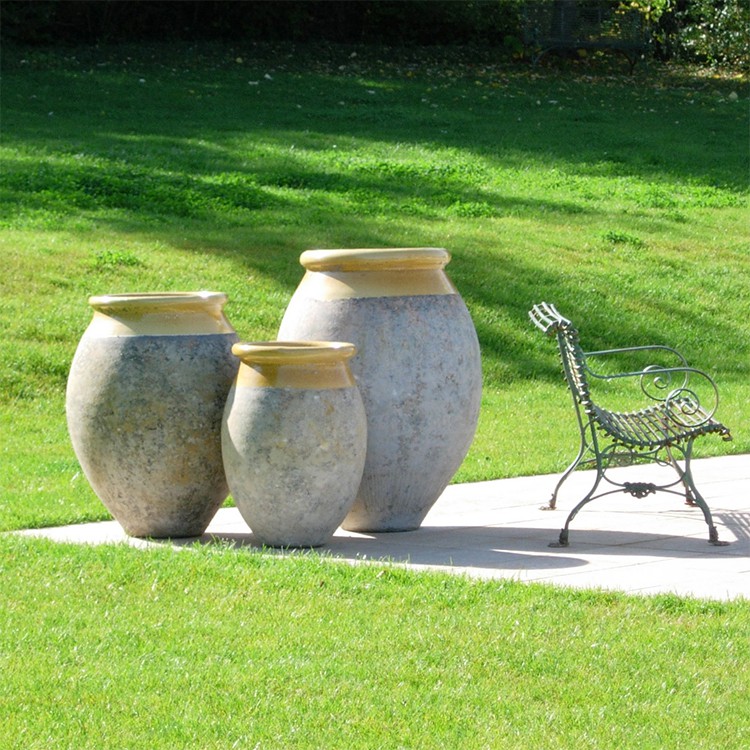 Décorez votre jardin ou extérieur avec un Vase Médicis en pierre.